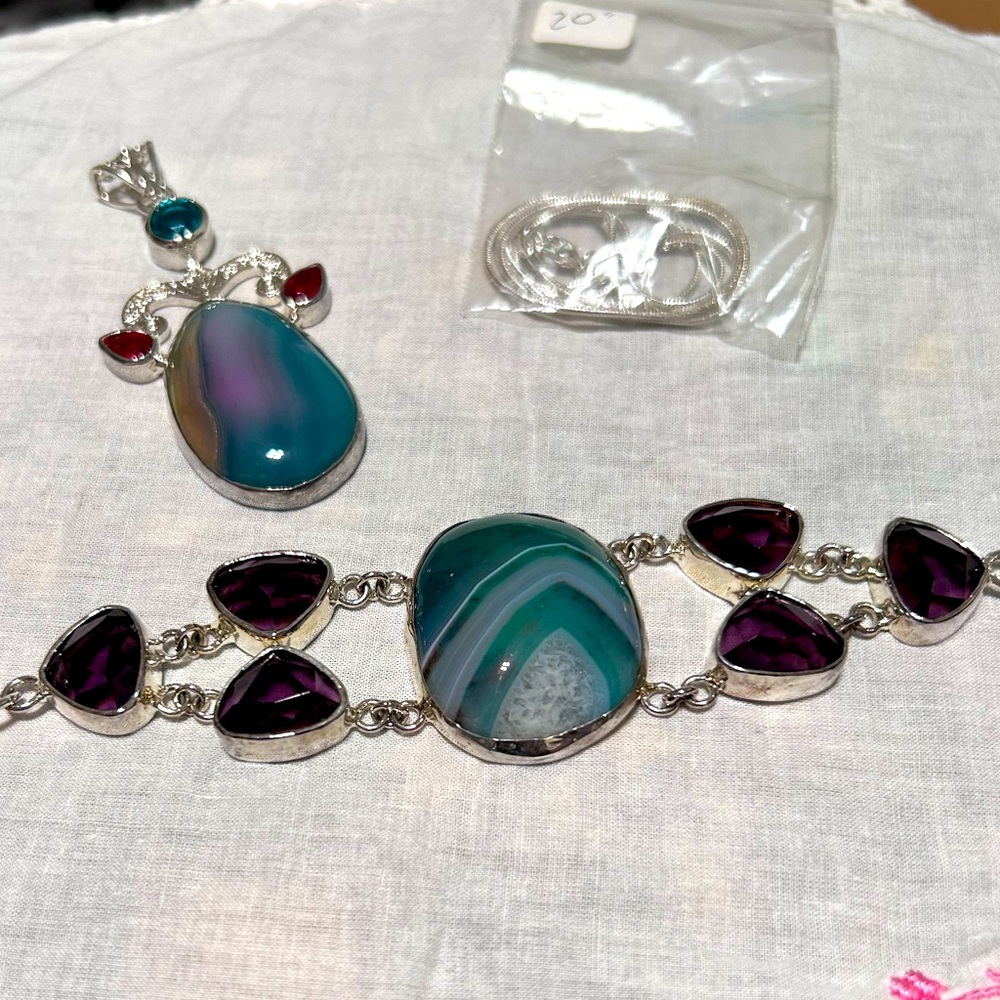Absolutely Gorgeous Matching Necklace and Bracelet pieces by Hermosa.